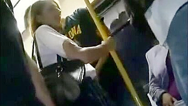 Loirinha Estudante Apalpada e Fodida no Ônibus
