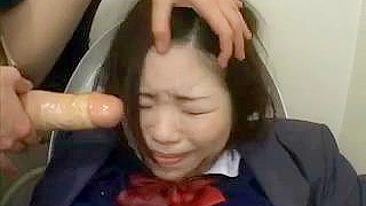 Colegiais e MILFs Atacam Nerd Adolescente no Metrô