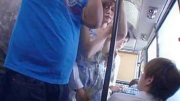 Colegial Asiática Abusada por Dois Homens no Ônibus Público no Japão