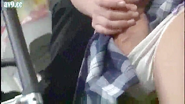 Abuso Sexual no Ônibus Público - Cara Apalpa e Fode Novinha