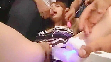 Gata Japonesa Tira a Roupa no Ônibus