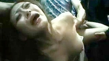 Japonesa Apalpada e Fodida no Ônibus por Tarados; Peladinha