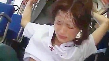 Garota Japonesa Apalpada por Grupo de Homens no Ônibus
