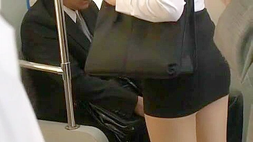 Professora Japonesa Reiko Kobayakawa Assediada no Ônibus por Maníaco, Aluno Filma Sextape