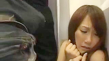 Asiática safada de peitões apalpada no trem