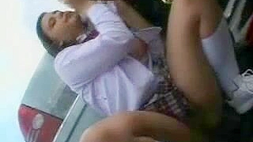 Aluna Sendo Abusada no Ônibus Escolar por Colega