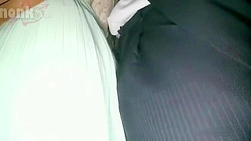 Akiho Yoshizawa apalpada e fodida em público pelo buraco na meia-calça rasgada