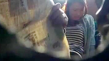 Garota Japonesa Apalpada e Gozando no Ônibus