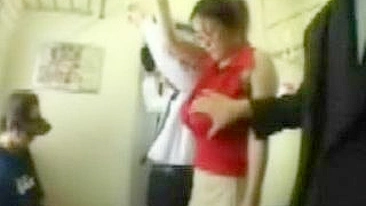 Apalpando Peitões no Trem Lotado