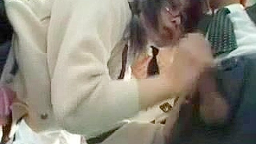 Colegial japonesa fica safada no ônibus