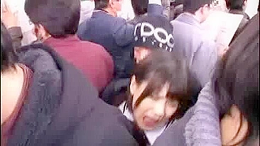 Colegial Japonesa de Saia Curta Fodida com Força no Ônibus