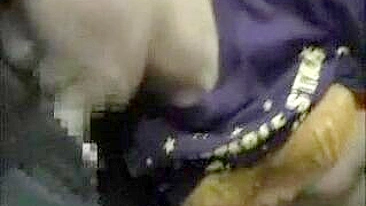 Peitos da Garota Massageados Enquanto Dorme no Trem