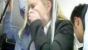 Loirinha Branca Apalpada por Safado no Ônibus