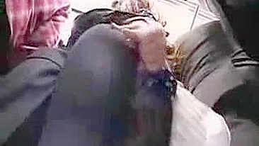 Homem Estranho Apalpa Japonesa no Trem Público de Meia-Calça