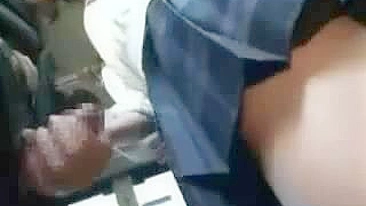 Colegial Japonesa Batendo Punheta no Ônibus