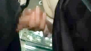 Colegial Japonesa Batendo Punheta no Ônibus