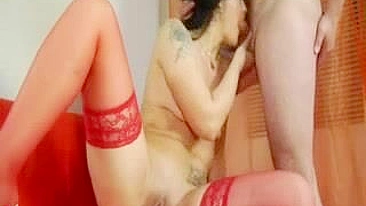 Madura de Peitinhos Pequenos Fodida por Novinho no Sofá Vermelho