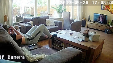 Câmera escondida no armário flagra irmã se masturbando com tesão