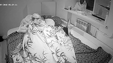 Irmã flagrada dedando a vadia gostosa em vídeo noturno de câmera escondida