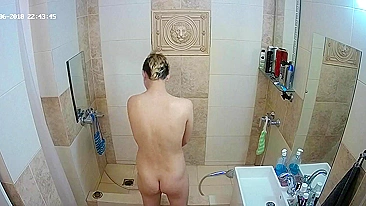 A mana pega no flagra tem cabelo loiro tingido e exibe peitos naturais