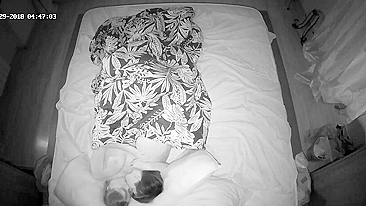 Ação em Preto e Branco à Noite com Irmã Quente Pega no Flagra