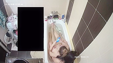 Ela pegou a irmã no banho e se juntou pra uma limpeza dupla safada