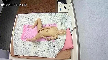 Pervertido flagrou irmã exibindo corpo tatuado e peitinhos em vídeo solo