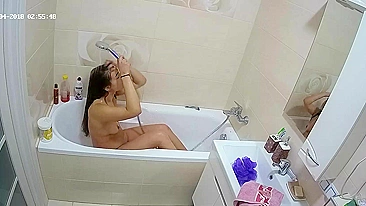 Parte dois do vídeo de irmã pega se limpando na banheira