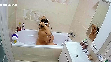 Irmã curvilínea pega no flagra ficando molhada na banheira