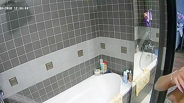 Ele flagra irmã entrando no banho mas não esperava o que veio depois