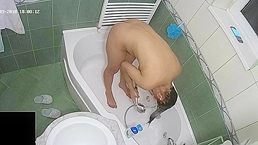 Câmera escondida no banheiro flagra mais uma irmã safada