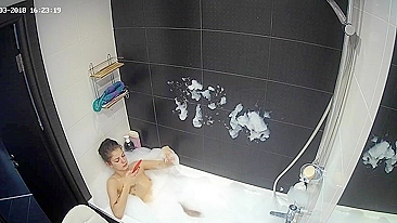 Com câmera escondida amigo pega irmã brincando com o corpinho