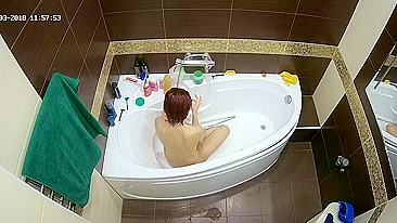 Cara pega irmã de pés sexy nua e molhada na banheira