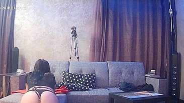 É mesmo irmã flagrada se exibindo pelada de graça na cam?