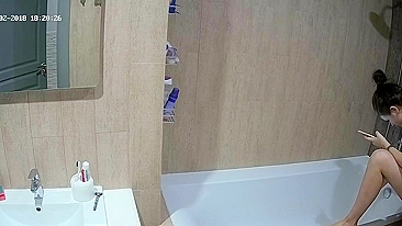 Mulher alta fala no telefone antes de pular na banheira nesse flagra de irmã