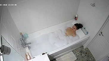 Câmera escondida no banheiro me deixa ver irmã pega em toda glória