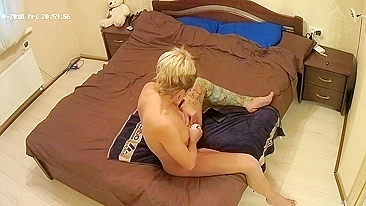 Peguei a irmã trocando roupa no quarto sem saber da filmagem