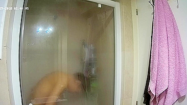 Peguei irmã ficando safada no banheiro toda peladinha