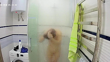 Vídeo com irmã pega pelo meio-irmão no banheiro quente