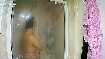 Mais uma câmera pega irmã ficando safada sozinha no chuveiro