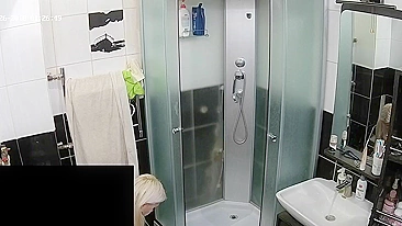 Coloquei câmera escondida no banheiro e peguei irmã toda miúda e pelada