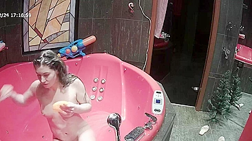 Câmera no alto flagra irmã nua enlouquecendo toda molhada