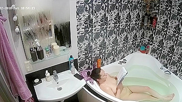 Flaguei irmã lendo livro pelada na banheira