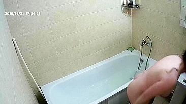 Coloquei Câmera Escondida no Banheiro e Peguei Irmã no Banho de Banheira