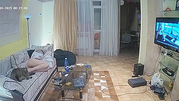 Câmera escondida filma irmã safada brincando na bucetinha apertada