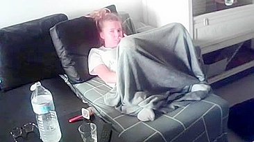 Flagrou irmã brincando com a buceta olhando pra câmera