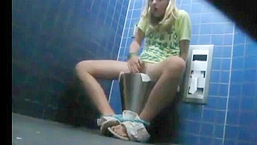 Ele pegou irmã se masturbando no banheiro com câmera escondida