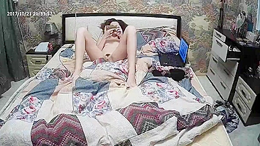 Morena Magrinha de Pernas Longas é Flagrada se Masturbando como Irmã Safada