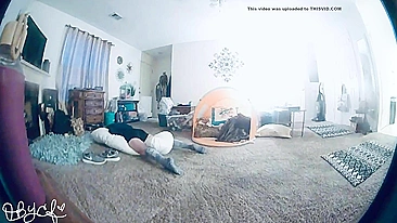 Gostosa de pernas longas é irmã flagrada na sala por câmera escondida