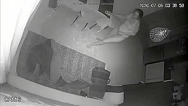 Ação em preto e branco com irmã pega fazendo putarias sozinha